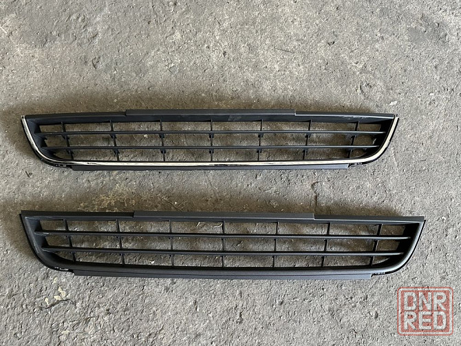 Решетка бампера средняя VW jetta 6 11-14 год молдинг с хромом Запорожье - изображение 1